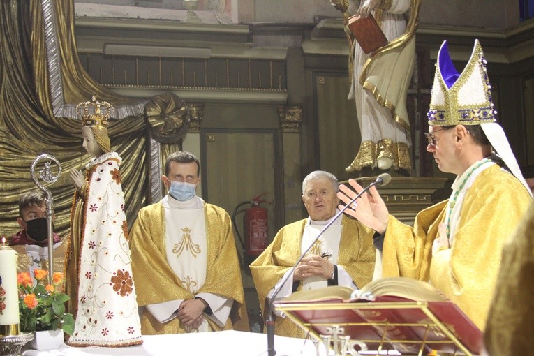 Płaszcz dla figury Matki Bożej pobłogosławił biskup Mirosław Milewski.