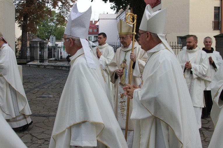Episkopat w Płocku. Msza w kolegiacie
