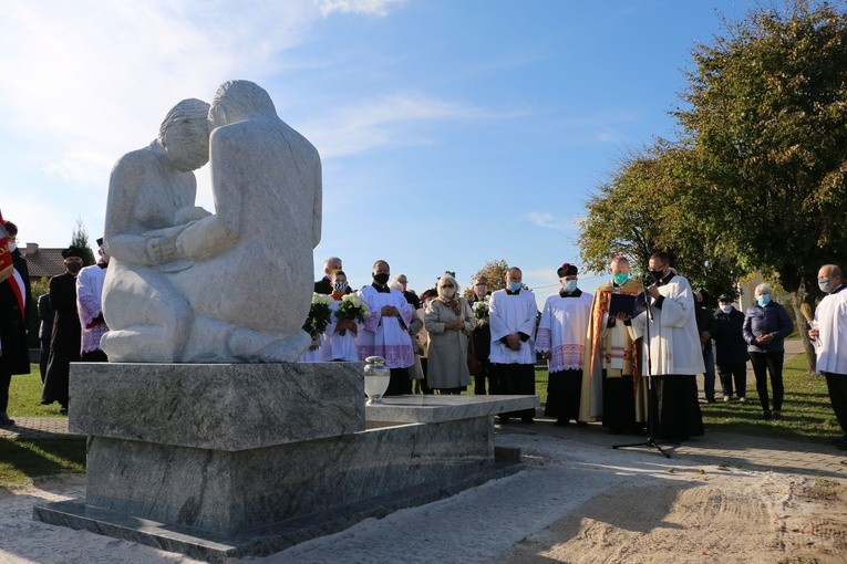 Mława. Poświęcenie pomnika Dzieci Nienarodzonych