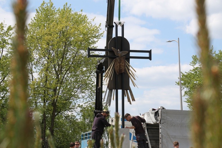 Płock. Montaż pomnika na Placu Celebry