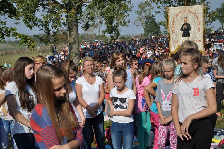 Dzieci wypełniły plac przed sanktuarium św. Stanisława Kostki, w czasie ich dorocznej pielgrzymki do miejsca urodzin ich świętego patrona