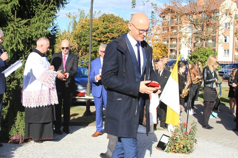 Pomnik bł. ks. J. Popiełuszki w Mławie
