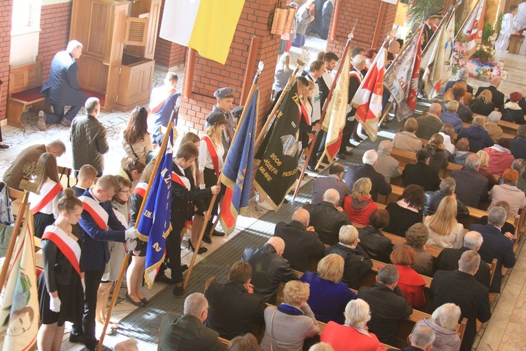 Pomnik bł. ks. J. Popiełuszki w Mławie