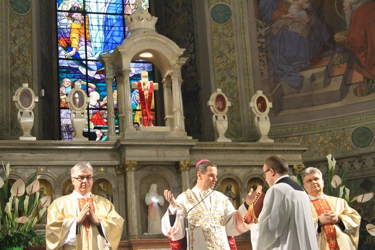 Obchody święta Bożego Miłosierdzia na Starym Rynku i w katedrze. Mszy św. przewodniczył bp Mirosław Milewski