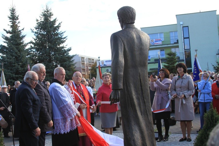 Pomnik bł. ks. J. Popiełuszki w Mławie