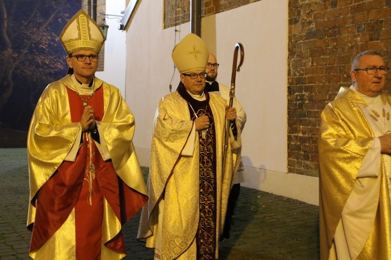 Biskupi Jacek Kiciński i Mirosław Milewski w czasie procesji z relikwiami.
