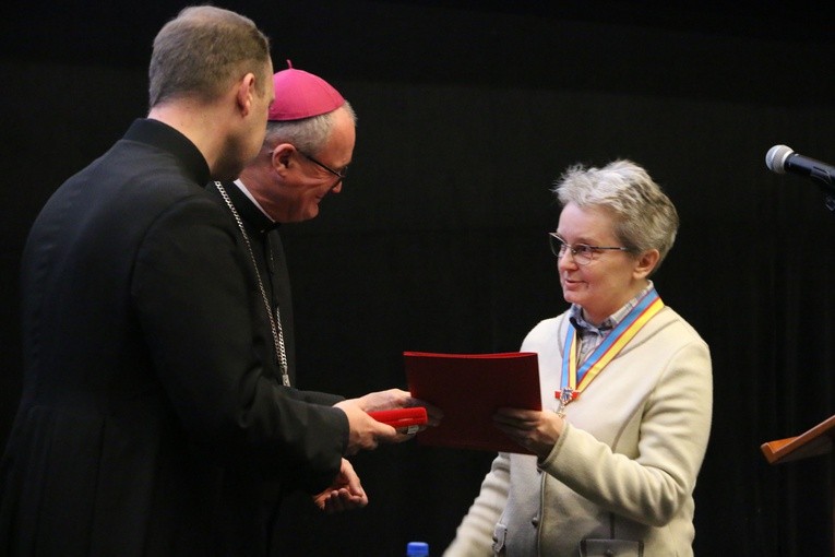 W czasie spotkania w Płocku Katarzyna Kalińska - dyrektor Biblioteki WSD (na zdjęciu), i Zofia Stefańska - pracownik sekretariatu WSD, odebrały z rąk biskupa płockiego Wielki Order św. Zygmunta.