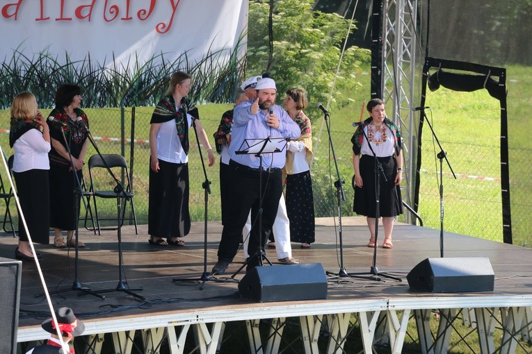 Budują świątynię dobrze się bawiąc