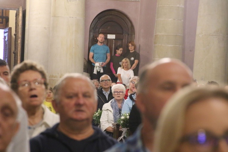 Pielgrzymka na Jasną Górę. Msza św. w katedrze cz. 1