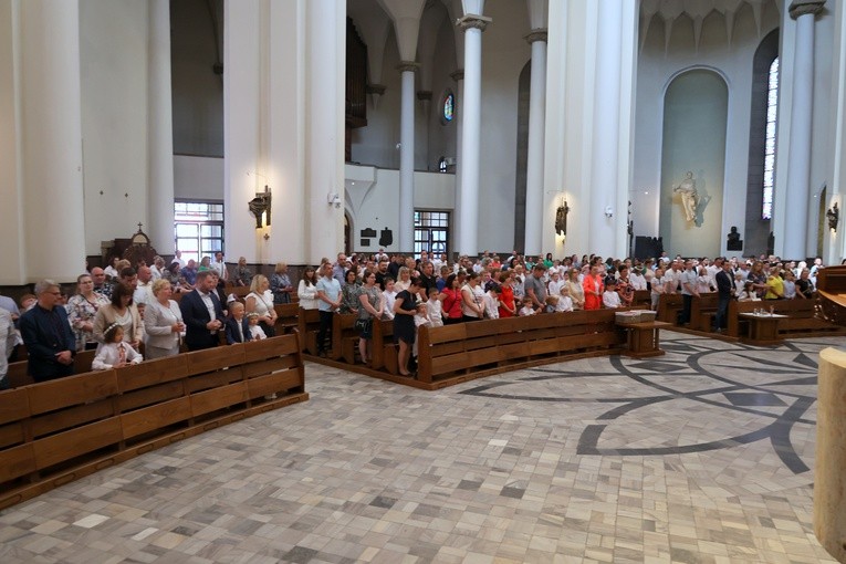 Katowice. Pielgrzymka dzieci komunijnych