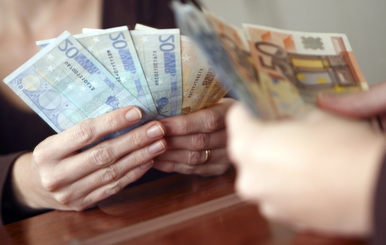 Ponad połowa Polaków boi się euro