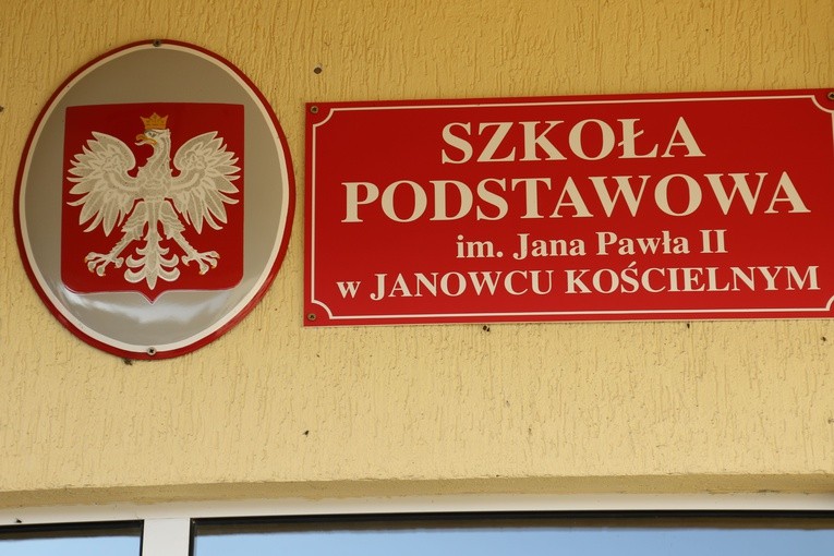 Janowiec Kościelny. Jubileusz szkoły i nowy sztandar