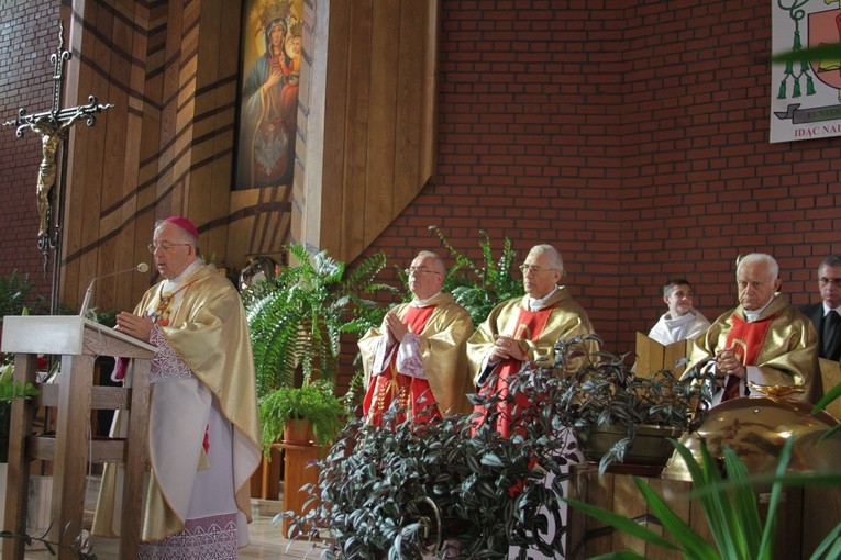 Pomnik bł. ks. J. Popiełuszki w Mławie