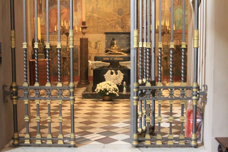 Płock. Msza za zmarłych biskupów i kanoników