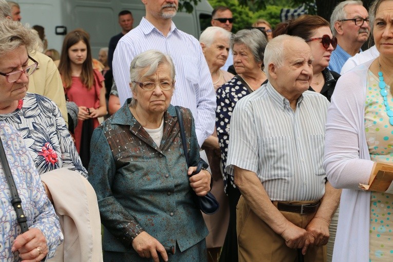 Popowo Kościelne. Procesja eucharystyczna z udziałem abp. Salvatore Pennacchia