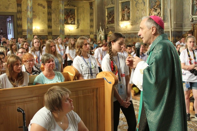 Bp Luciano Monari głosi homilię w dobrzyńskim kościele