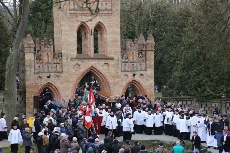 Ciechanów. Pogrzeb ks. Ludomira Kokosińskiego