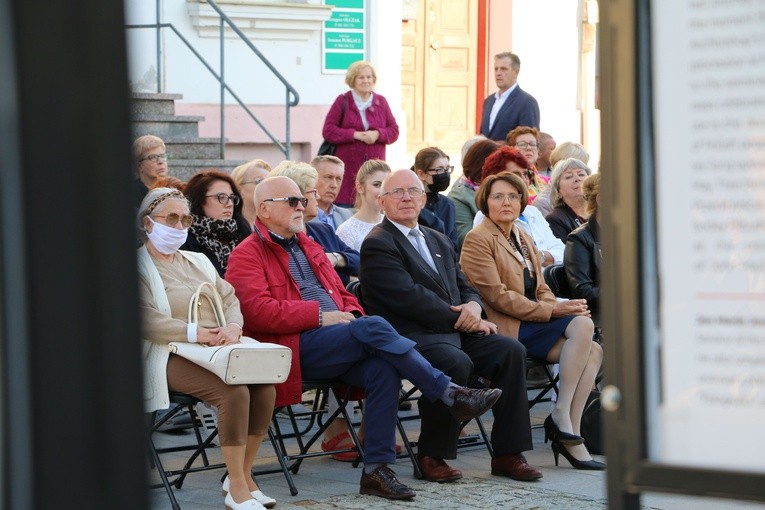 Ciechanów. Wystawa fotografii z pożegnania Prymasa Tysiąclecia