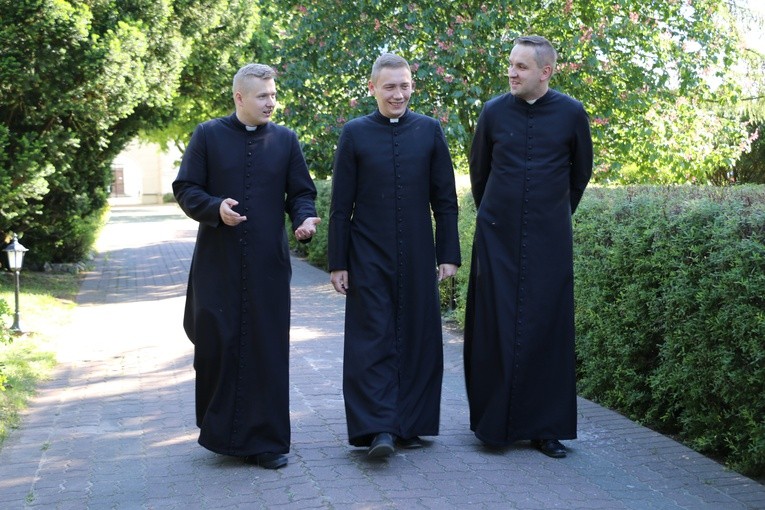 Nowi diakoni diecezji płockiej (od lewej): Krzysztof Węglicki, Piotr Adamiak i Dariusz Kozłowski.