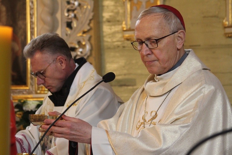 Kucice. Poświęcenie odnowionych ołtarzy i ambony