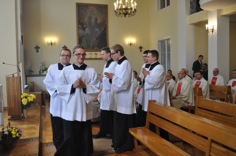 Sześciu kleryków III roku płockiego seminarium przyjęło strój duchowny