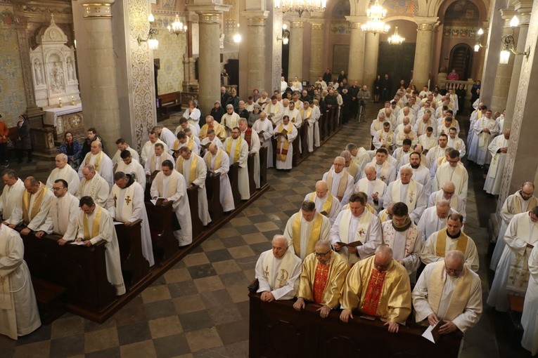 Płock. Msza Krzyżma w bazylice katedralnej