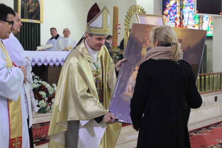 Bp Mirosław Milewski przekazał obraz Matki Bożej Rozwiązującej Węzły osobom z siedmiu rejonów duszpasterskich