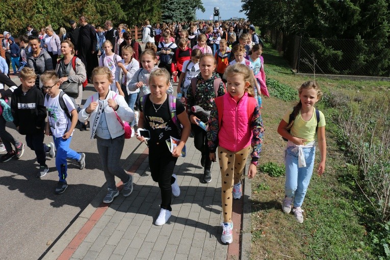 Rostkowo. Pielgrzymka dzieci (część I)