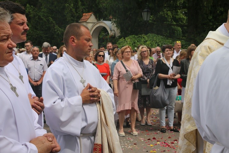Popowo Kościelne. Procesja eucharystyczna z udziałem abp. Salvatore Pennacchia