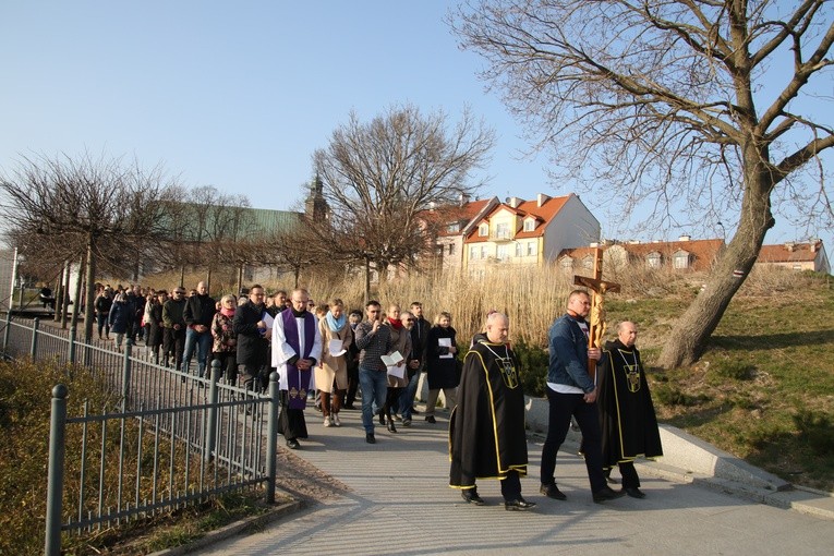 Płock. Droga Krzyżowa z modlitwą o pokój