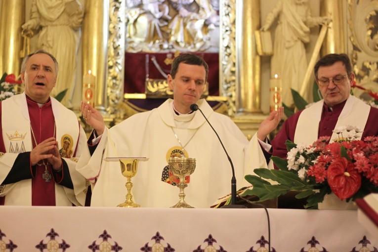 Bp Mirosław Milewski sprawował Eucharystię w koncelebrze z księżmi z dekanatu
