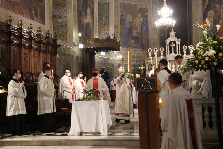 Płock. Wigilia Paschalna w katedrze