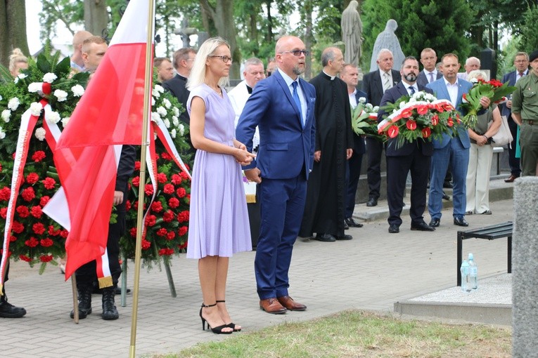 Wyszogród. Poświęcenie odnowionego nagrobka ułana Jana Mąkowskiego