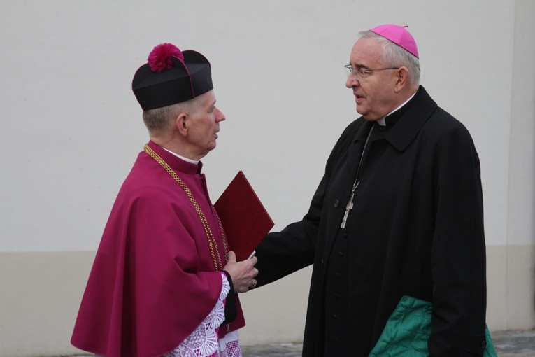 Episkopat w Płocku. Msza w kolegiacie