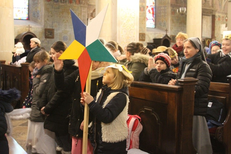 Mali kolędnicy w Płocku