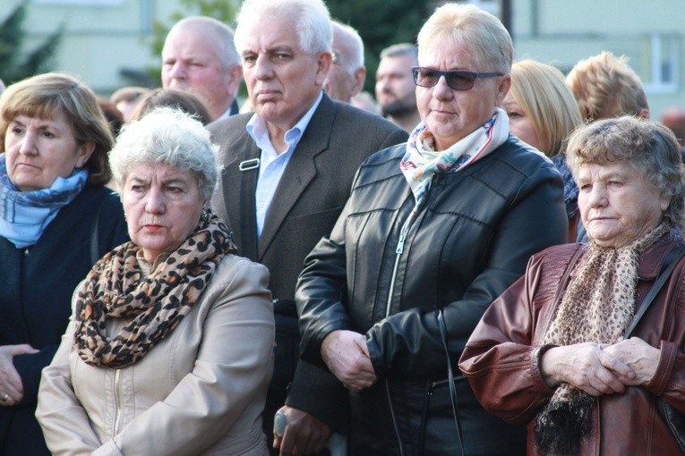 Pomnik bł. ks. J. Popiełuszki w Mławie