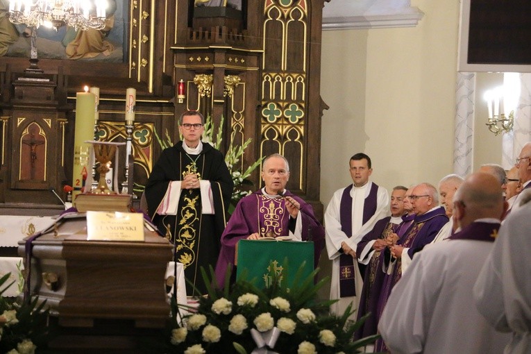Stara Wrona. Uroczystości pogrzebowe ks. kan. Wawrzyńca Ulanowskiego