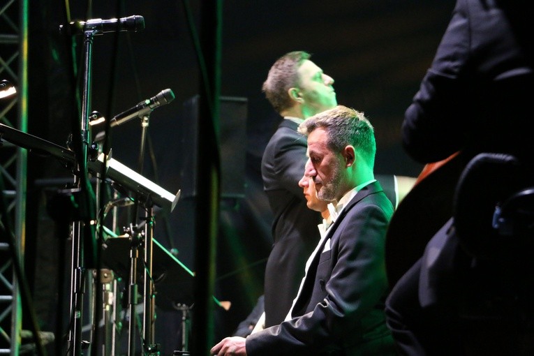 Czerwińsk n. Wisłą. Koncert jubileuszowy w przyklasztornych ogrodach