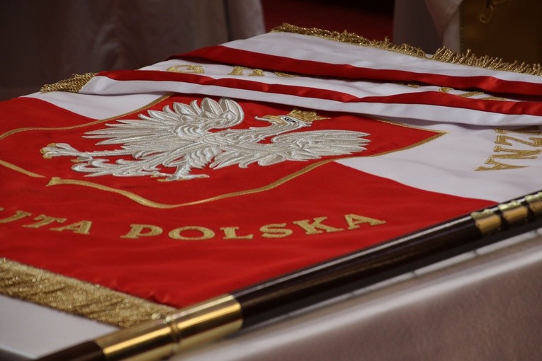 Janowiec Kościelny. Jubileusz szkoły i nowy sztandar