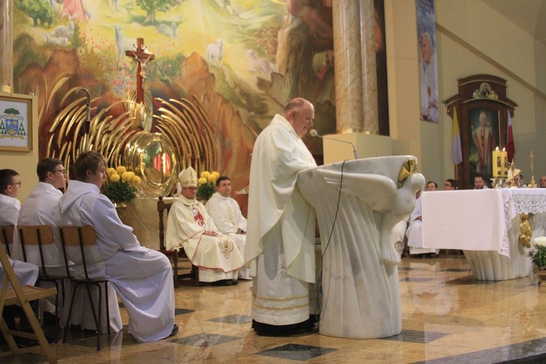 Ciechanów. Spotkanie biskupa Szymona z młodzieżą