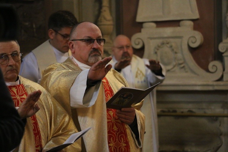 Płock. Msza Krzyżma w bazylice katedralnej