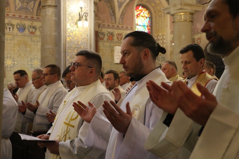 Płock. Msza Krzyżma w bazylice katedralnej