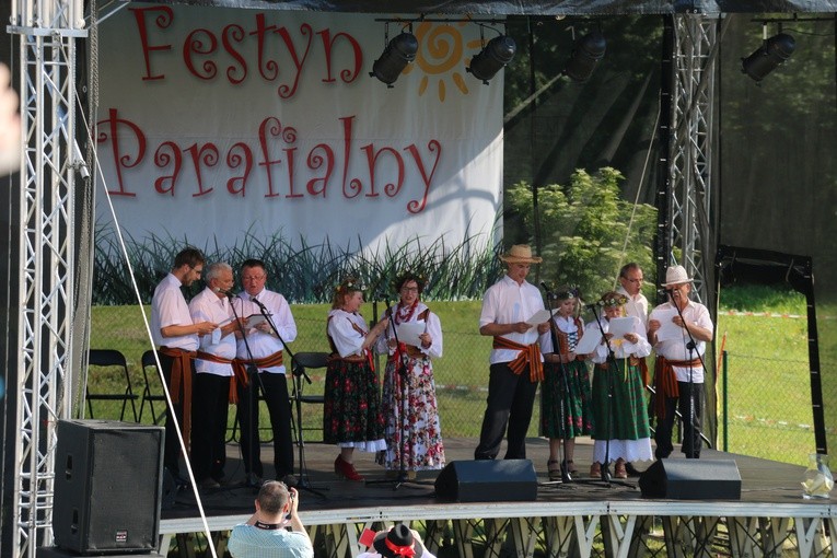 Budują świątynię dobrze się bawiąc