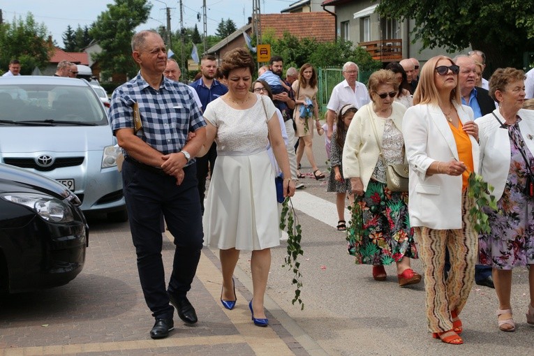 Popowo Kościelne. Procesja eucharystyczna z udziałem abp. Salvatore Pennacchia