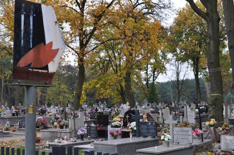 Znak "Miejsce Pamięci Narodowej" na cmentarzu w Dobrzykowie