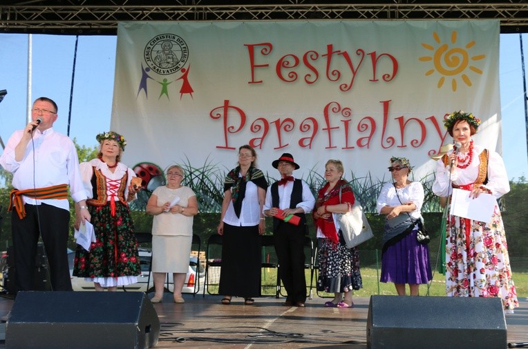 Budują świątynię dobrze się bawiąc