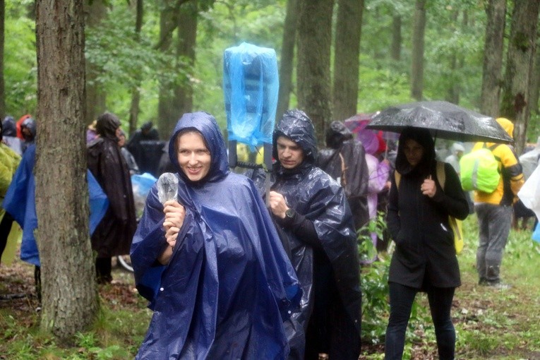 Pielgrzymka na Jasną Górę. Pierwszy dzień cz. 1