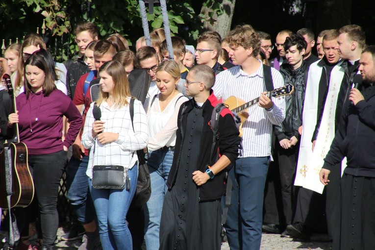 Kilkuset młodych ludzi wyruszyło w pielgrzymkę do Przasnysza.