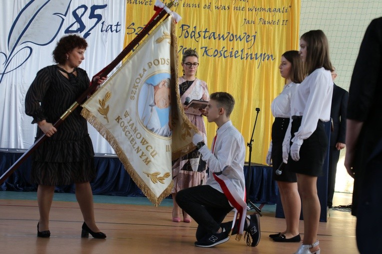 Janowiec Kościelny. Jubileusz szkoły i nowy sztandar