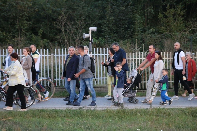 Płońsk. Nowy krzyż na cmentarzu komunalnym w Szerominku
